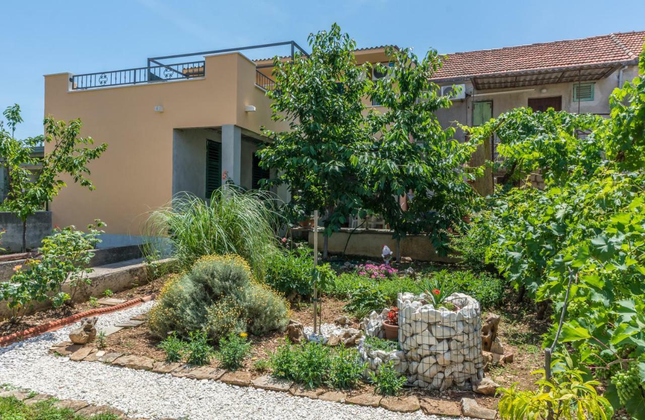 Apartment Leut With Spacious Terrace And Sea View Slatine Buitenkant foto